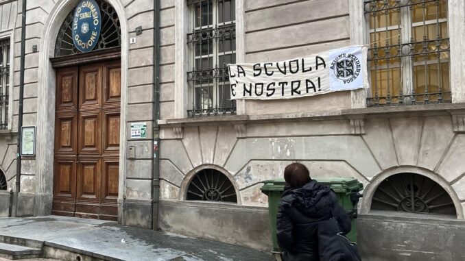 Striscioni di Azione studentesca ad Alba: il preside del Govone scrive agli studenti