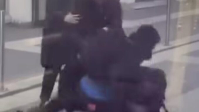 Bra / Il video dell'aggressione al capotreno. Salvini: &laquo;Non &egrave; accettabile&raquo;