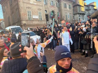 Il viaggio della fiamma / L'entusiasmo di Bra per la staffetta verso Milano-Cortina 5