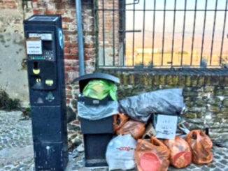 Castiglione Falletto / Abbandonano rifiuti nel centro ma poi tornano a recuperarli