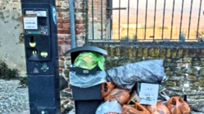 Castiglione Falletto / Abbandonano rifiuti nel centro ma poi tornano a recuperarli
