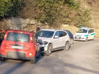 La Morra / Frontale tra due automobili in via Alba