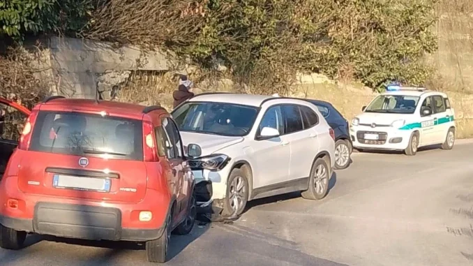 La Morra / Frontale tra due automobili in via Alba