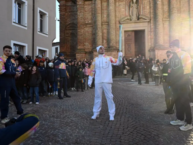 Il viaggio della fiamma / Anche La Morra illuminata dal fuoco che è simbolo dei Giochi