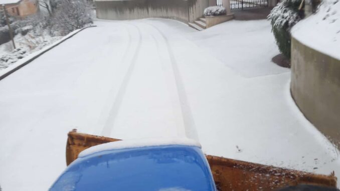 A Castellinaldo il sindaco ha ripulito le strade dalla neve 1