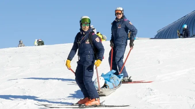 Tredicenne che rischiava di cadere nel vuoto salvato da tre poliziotti sulle piste di Prato Nevoso