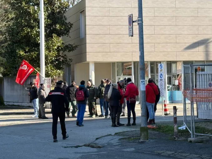 È in corso lo sciopero dei lavoratori Armonia Teklog che operano all'interno dell'Abet laminati di Bra 2