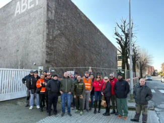 È in corso lo sciopero dei lavoratori Armonia Teklog che operano all'interno dell'Abet laminati di Bra 1