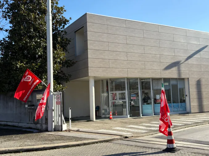 È in corso lo sciopero dei lavoratori Armonia Teklog che operano all'interno dell'Abet laminati di Bra