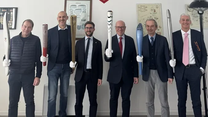 La collezione di torce olimpiche di Bruno Biraghi presentata anche ai sindaci di Alba e Bra