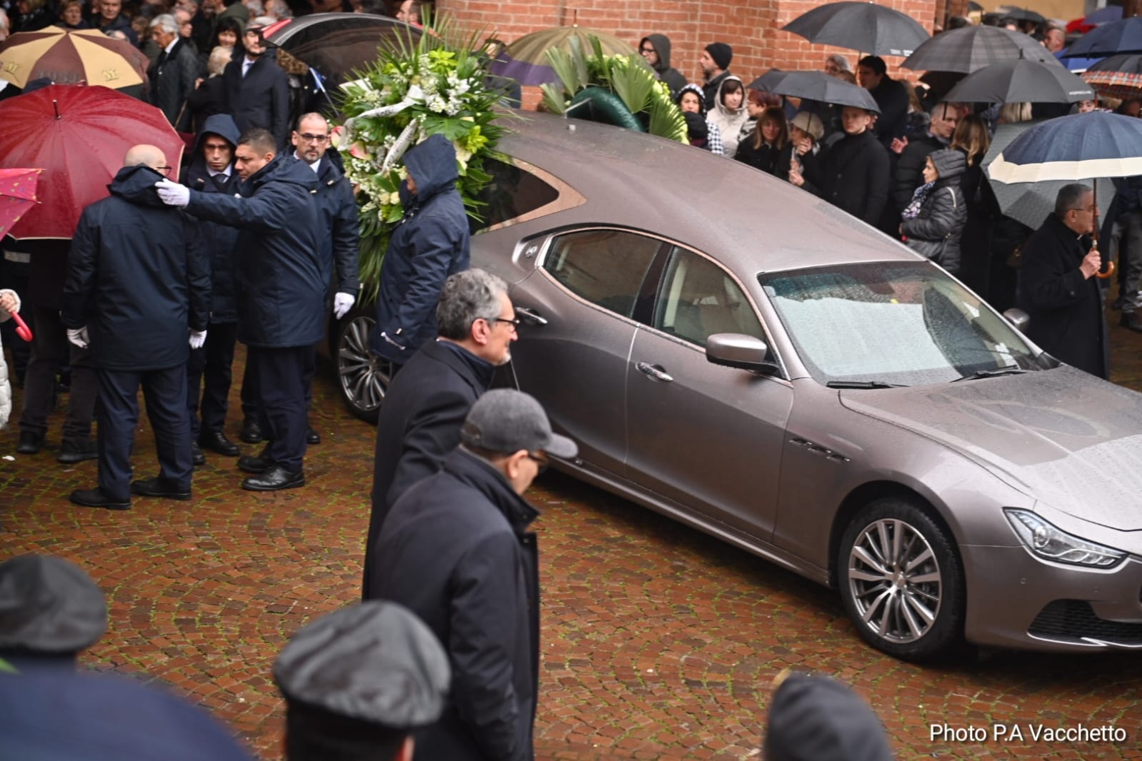 IN DIRETTA L'ultimo abbraccio di Alba a Maria Franca Ferrero: le esequie nel Duomo [foto e video] 3