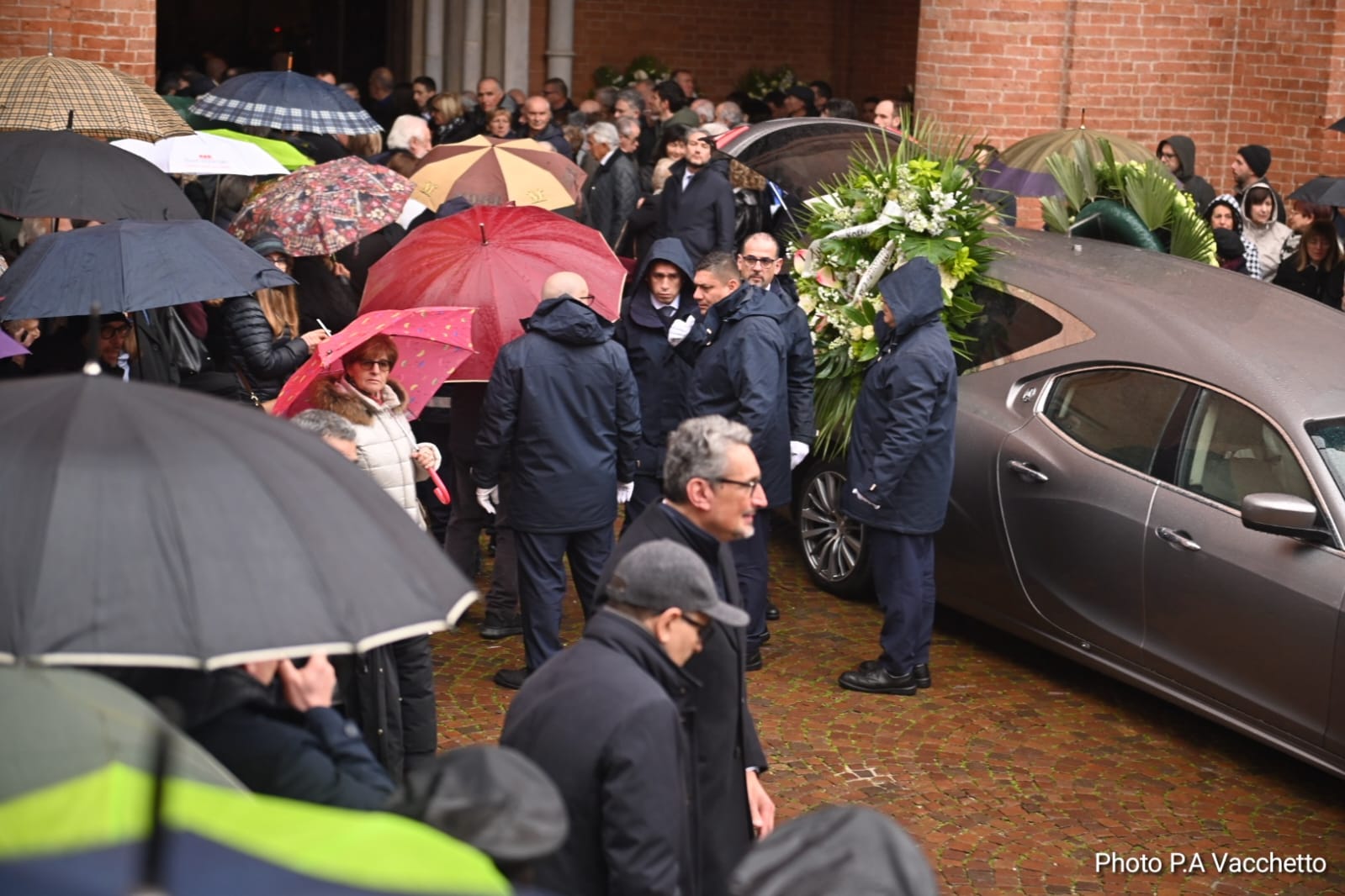 IN DIRETTA L'ultimo abbraccio di Alba a Maria Franca Ferrero: le esequie nel Duomo [foto e video] 4