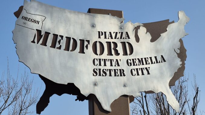 Nuove insegne in piazza Medford: Alba rinnova il legame con l&rsquo;Oregon