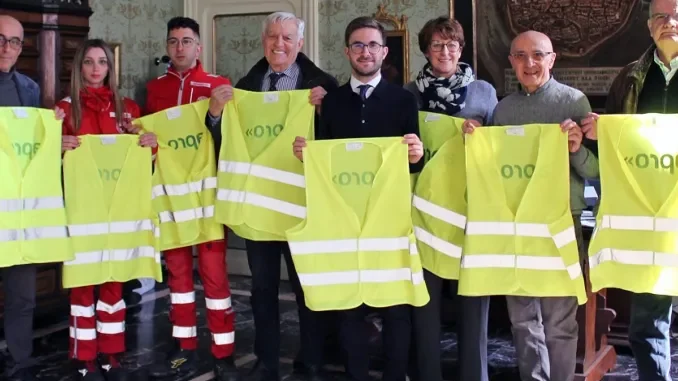 Apro e fondazione Gianolio donano cento gilet catarifrangenti per la sicurezza stradale dei migranti 2