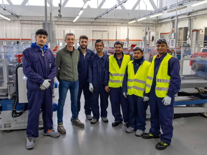 Apro e fondazione Gianolio donano cento gilet catarifrangenti per la sicurezza stradale dei migranti