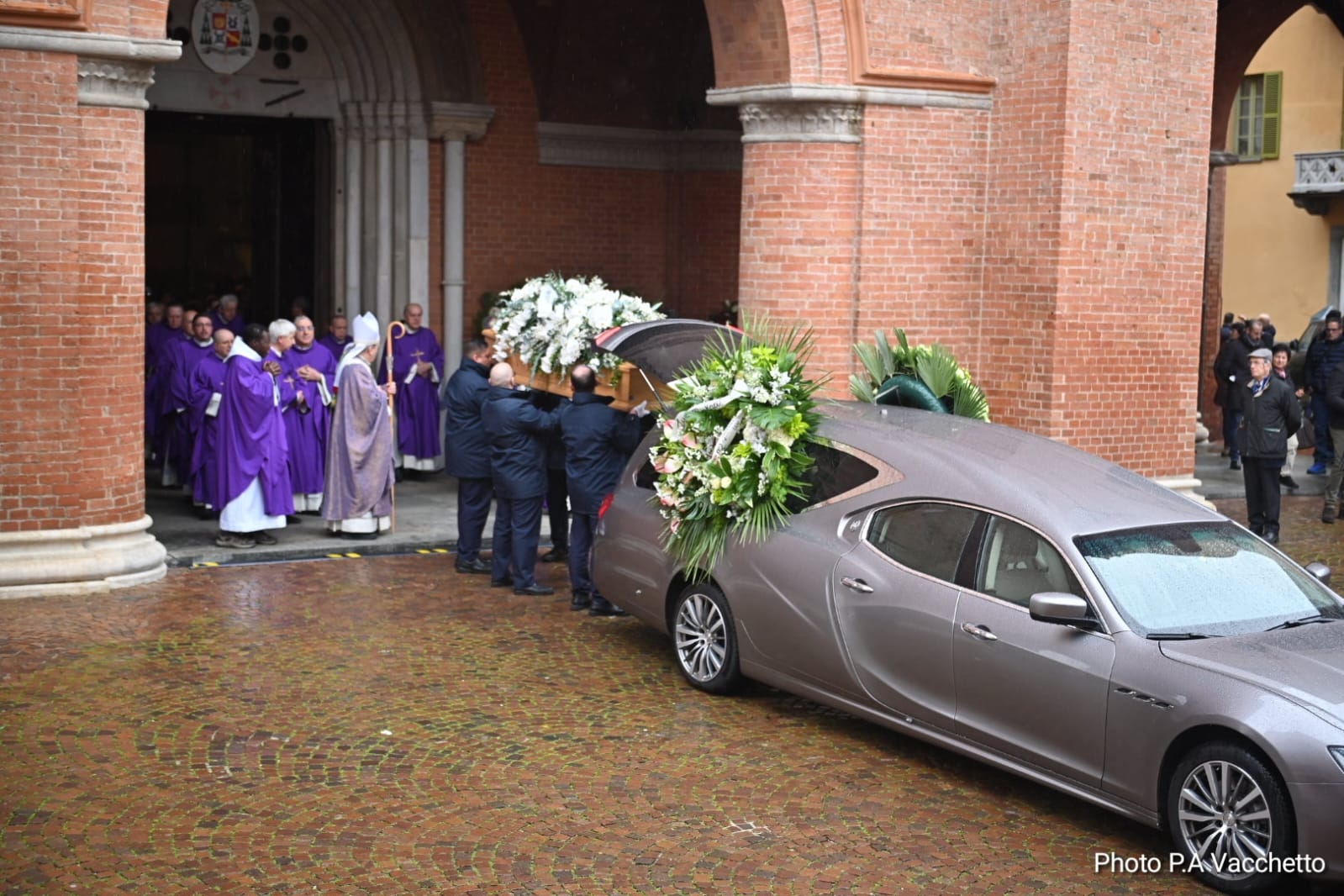IN DIRETTA L'ultimo abbraccio di Alba a Maria Franca Ferrero: le esequie nel Duomo [foto e video] 6