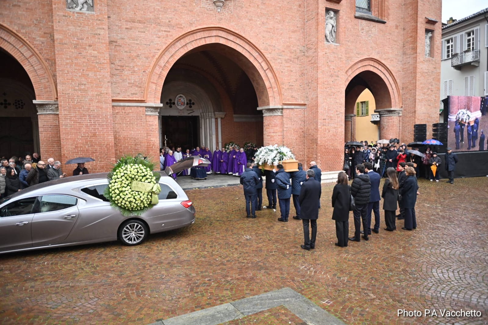 IN DIRETTA L'ultimo abbraccio di Alba a Maria Franca Ferrero: le esequie nel Duomo