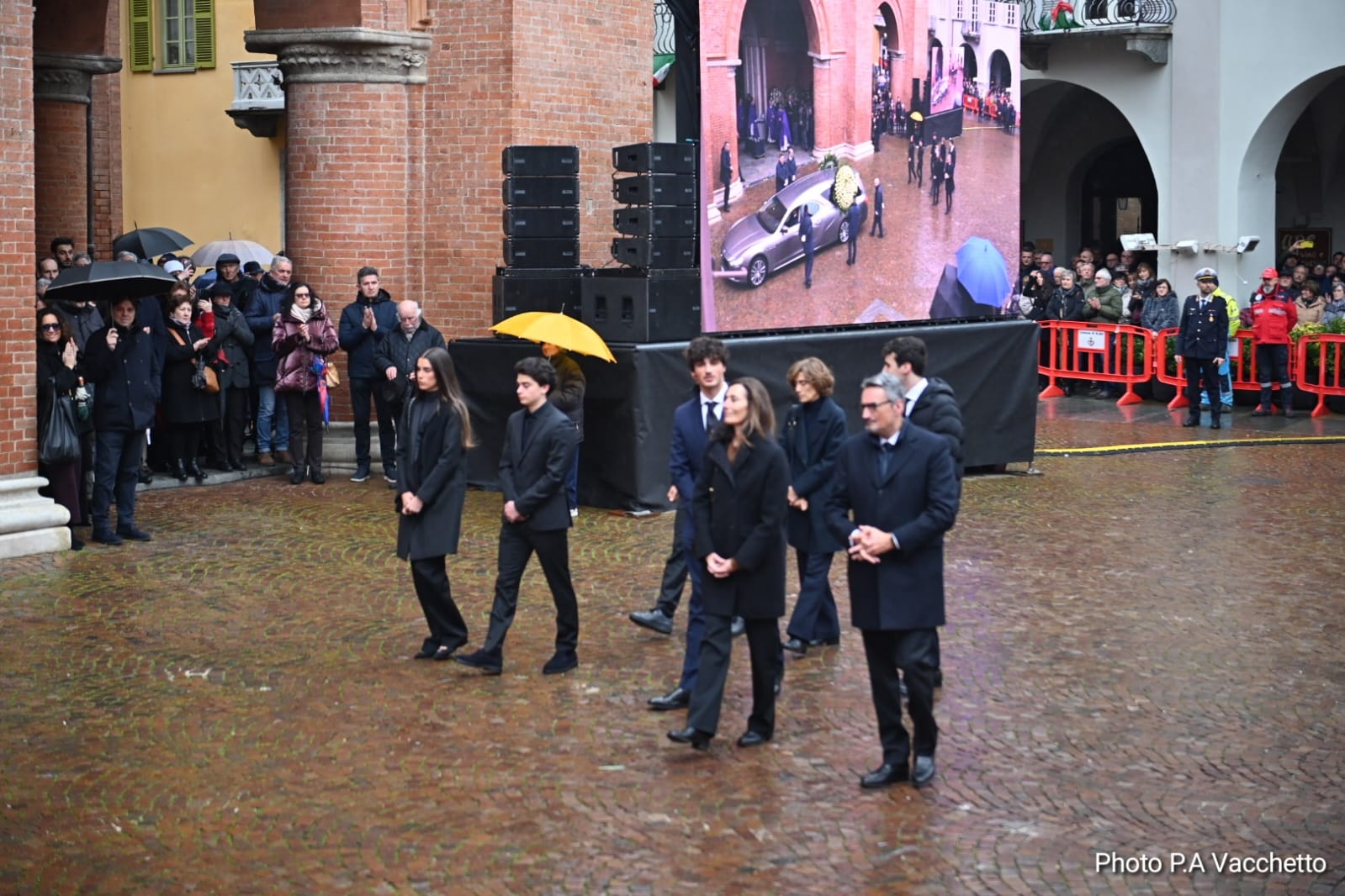IN DIRETTA L'ultimo abbraccio di Alba a Maria Franca Ferrero: le esequie nel Duomo 1