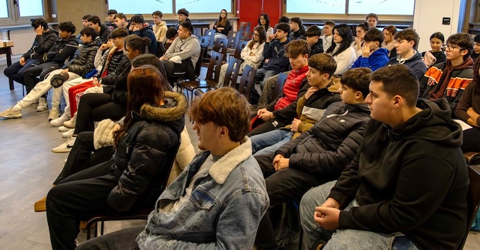 Giuseppe Braida, fondatore di Nutkao, presenta “Anna e il cioccolato” agli studenti di Alba Accademia Alberghiera 1