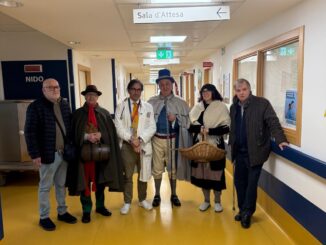 Le maschere della Famija Albèisa hanno portato il sorriso ai piccoli della pediatria di Verduno 2