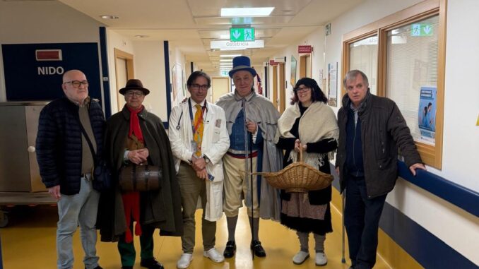 Le maschere della Famija Albèisa hanno portato il sorriso ai piccoli della pediatria di Verduno 2