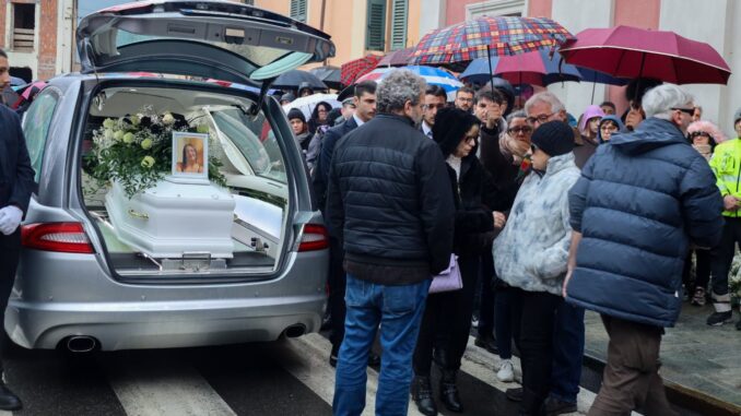 Nizza Monferrato, l&rsquo;addio a Zoe tra musica e silenzio