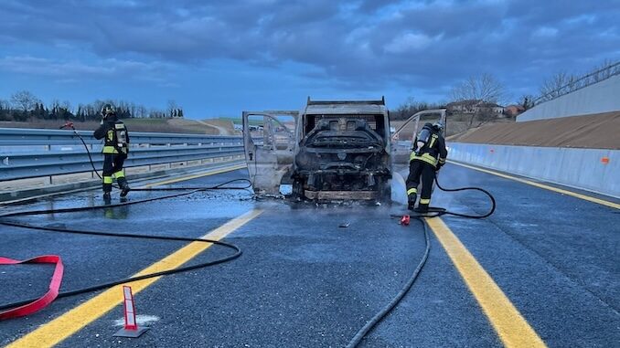 Furgone a fuoco sull'A33 tra Alba e Cherasco