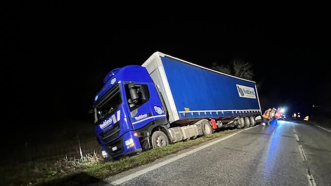 Camion fuori strada a Cherasco