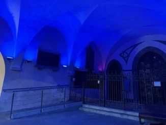 Le luci di piazza Risorgimento ad Alba accese di azzurro per la Giornata delle malattie rare