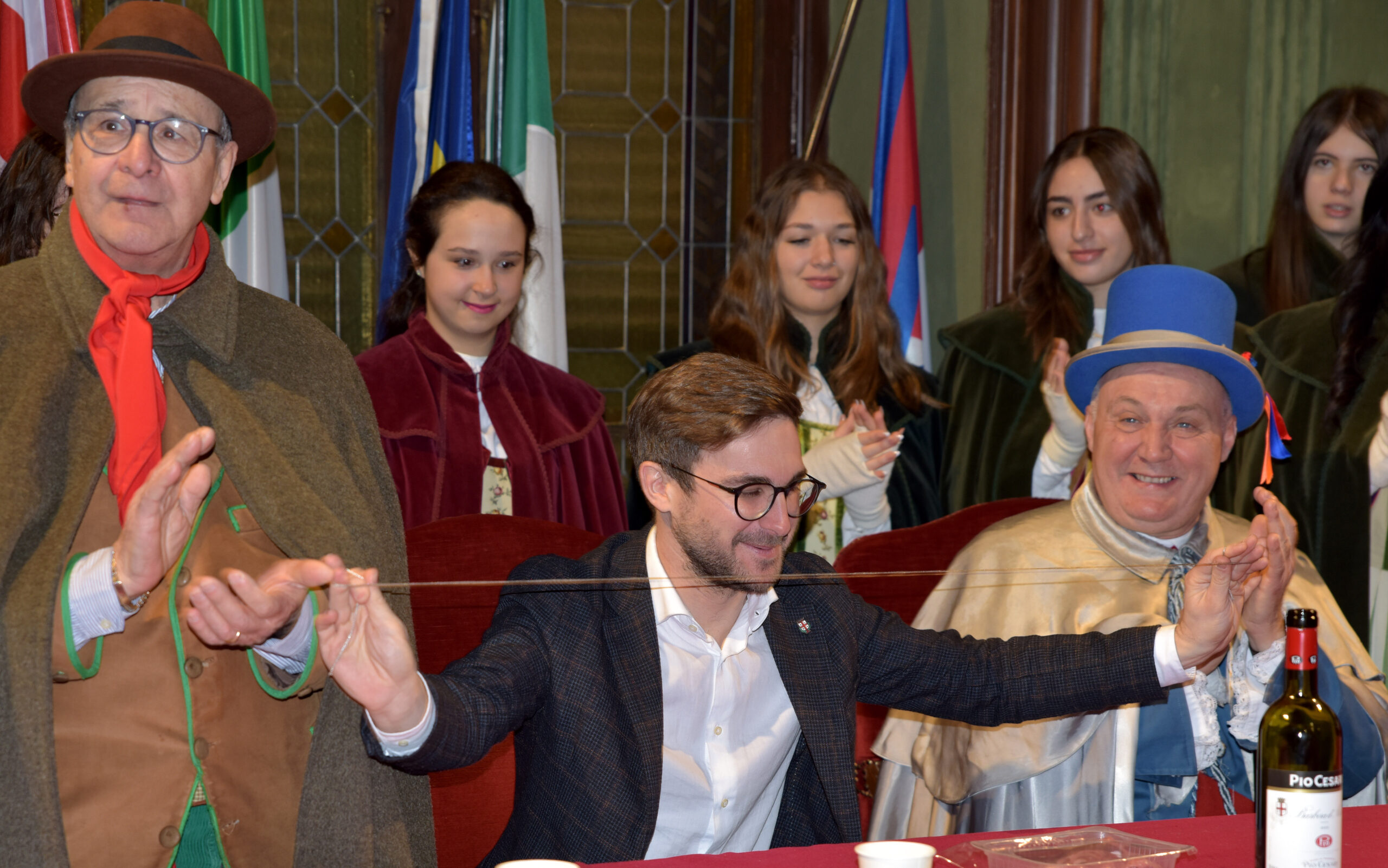 Le maschere della Famija Albeisa al sindaco: «Ma se a Vance interessa la Groenlandia, abbiamo paura per il San Domenico» <p data-wpview-marker=