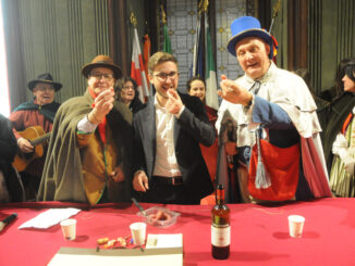 Le maschere della Famija Albeisa al sindaco: «Ma se a Vance interessa la Groenlandia, abbiamo paura per il San Domenico» [video]