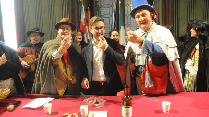 Le maschere della Famija Albeisa al sindaco: «Ma se a Vance interessa la Groenlandia, abbiamo paura per il San Domenico» [video]