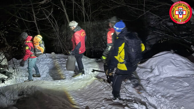 Bloccati nella neve verso il bivacco Scaredi