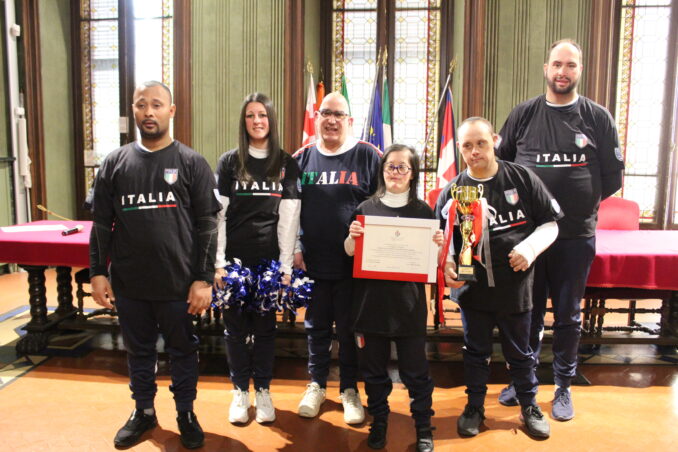 Alba, l’Amministrazione comunale ha consegnato una targa alle Nuvole 1