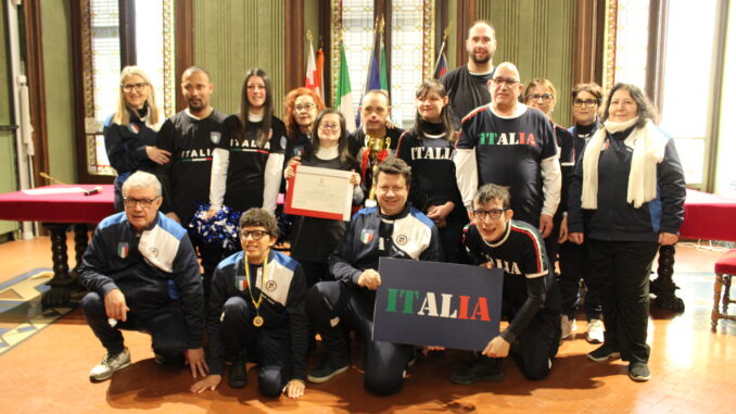 Alba, l’Amministrazione comunale ha consegnato una targa alle Nuvole