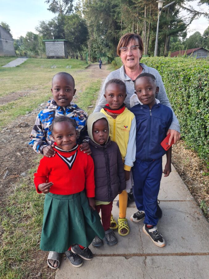 Dal Roero al Kenya: cinque volontari alla struttura che accoglie bambini con disabilità 2