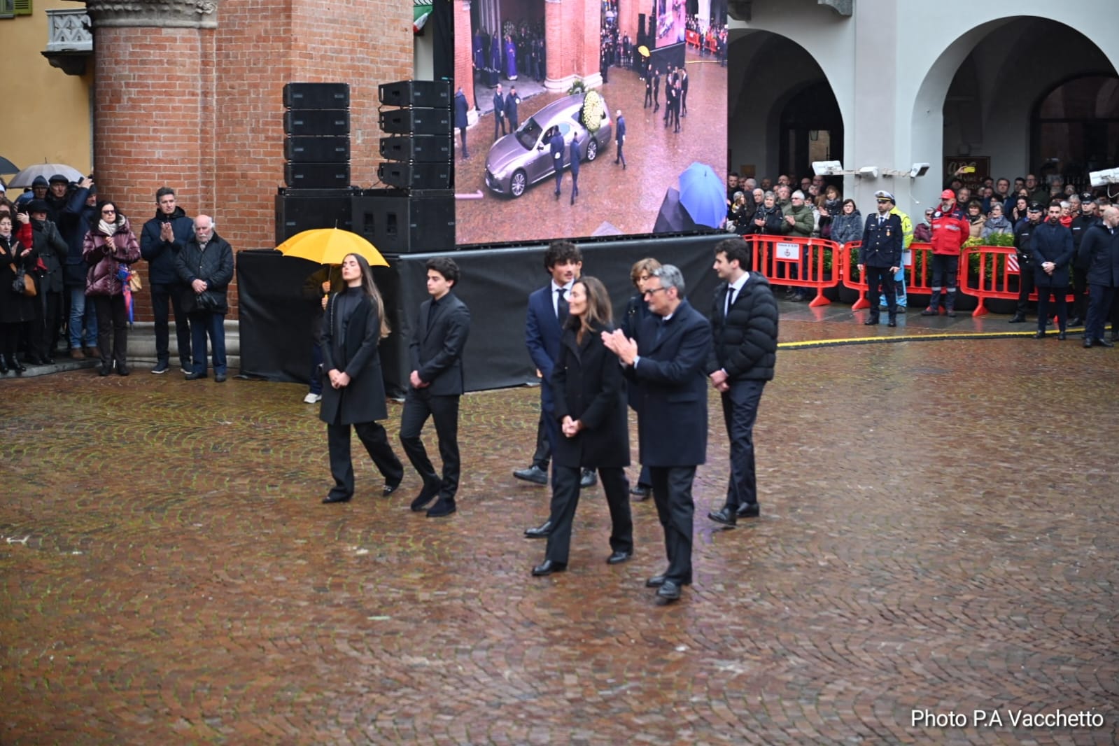 IN DIRETTA L'ultimo abbraccio di Alba a Maria Franca Ferrero: le esequie nel Duomo 3