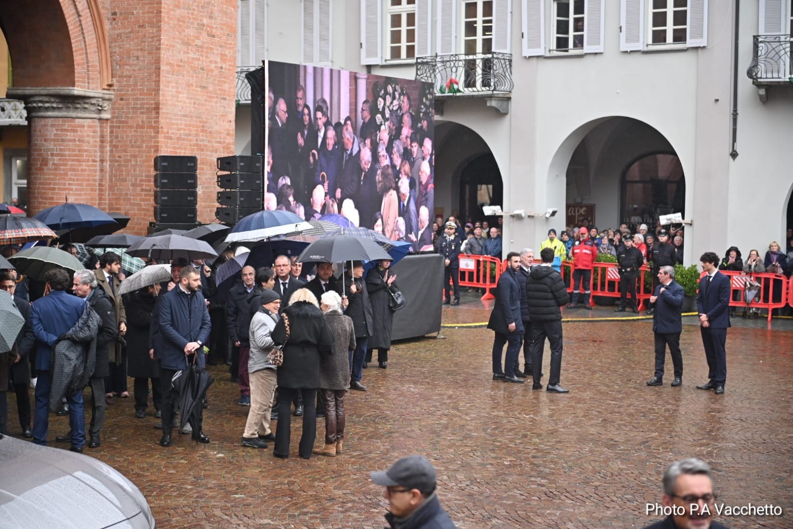 IN DIRETTA L'ultimo abbraccio di Alba a Maria Franca Ferrero: le esequie nel Duomo [foto e video] 5
