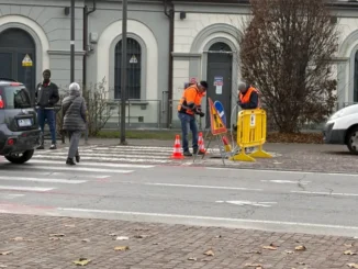 Sicurezza e traffico fluido a Bra: attivato il semaforo intelligente davanti alla Stazione 1