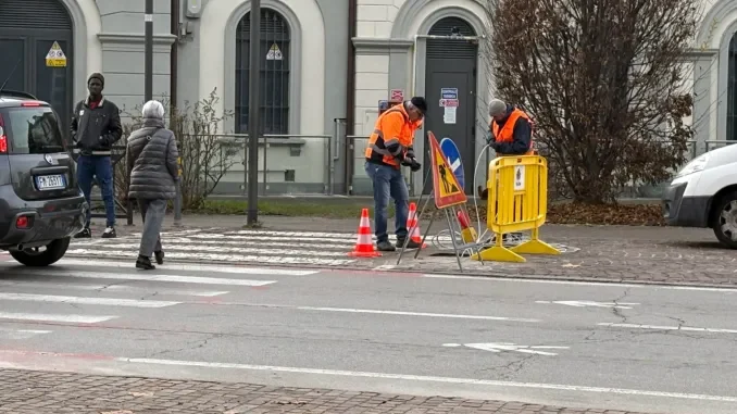 Sicurezza e traffico fluido a Bra: attivato il semaforo intelligente davanti alla Stazione 1