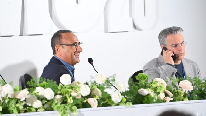 Sanremo 2026, &egrave; la notte dei duetti: emozioni, omaggi e incontri che fermano il tempo