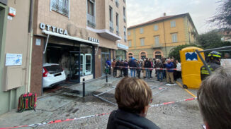 Auto piomba nell’Ottica Penna in piazza Ferrero 3