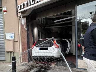 Auto piomba nell’Ottica Penna in piazza Ferrero 1