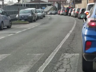 Lunghe code con il semaforo della stazione di Bra. Tripodi: «Qualcosa non funziona»