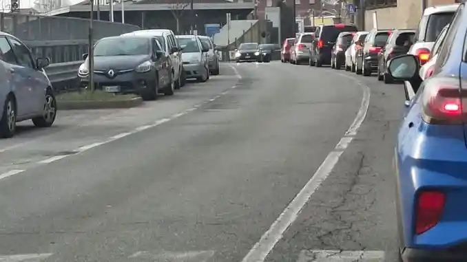 Lunghe code con il semaforo della stazione di Bra. Tripodi: &laquo;Qualcosa non funziona&raquo;