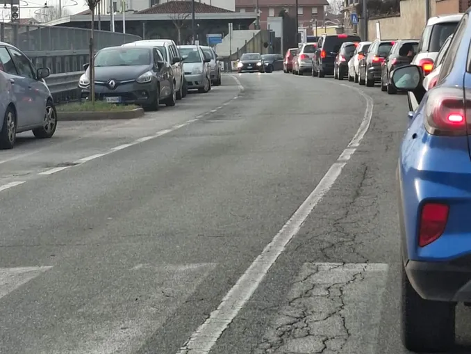 Lunghe code con il semaforo della stazione di Bra. Tripodi: &laquo;Qualcosa non funziona&raquo;