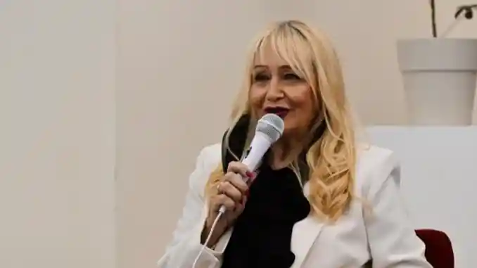 Nel libro La cura dei ricordi la psicologa astigiana Marina Balbo invita il lettore a guardare al passato