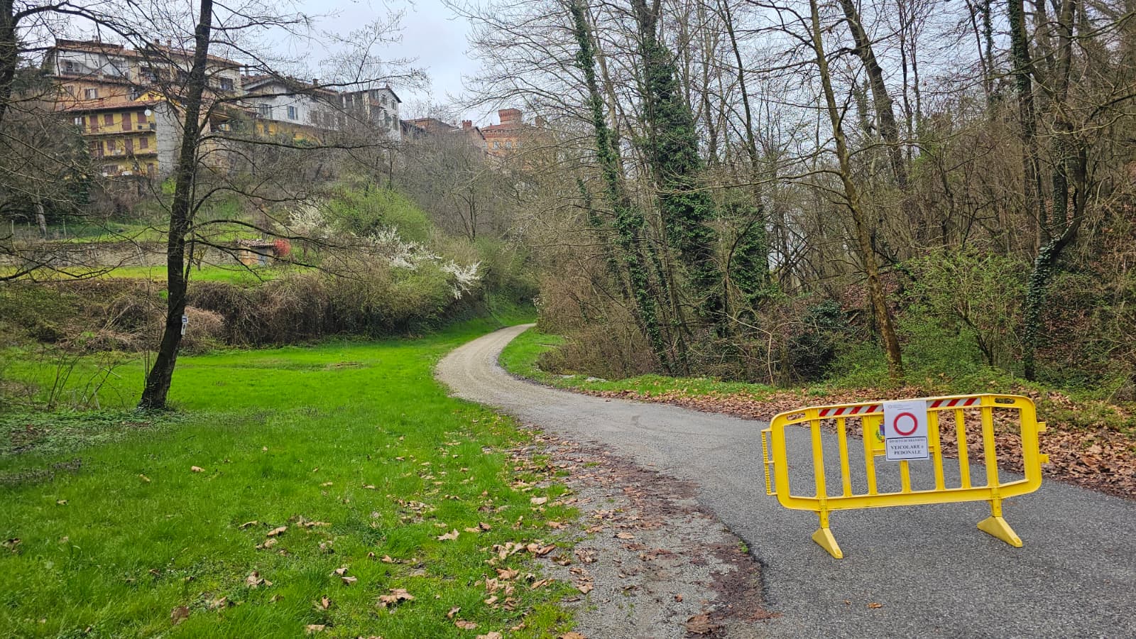 Barolo, frana in via della Valle: strada chiusa 2