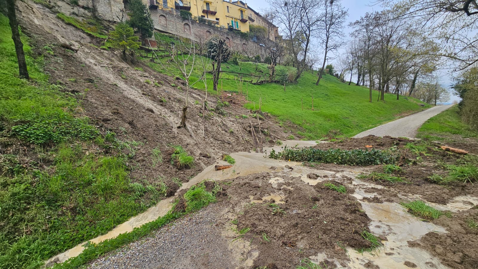 Barolo, frana in via della Valle: strada chiusa 1