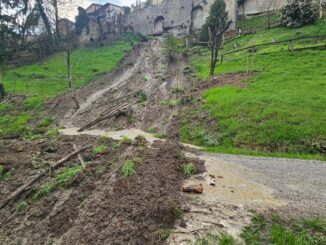 Barolo, frana in via della Valle: strada chiusa